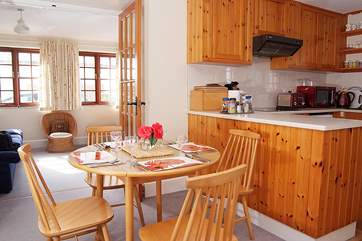 The cheerful kitchen/dining-room.