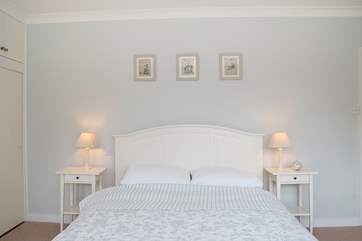 There is a king-size bed (5') in Bedroom 1.