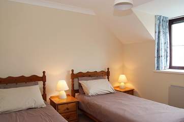 Cosy twin beds in Bedroom 3.