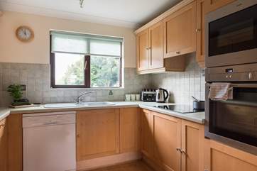 The well-equipped kitchen.