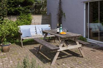 You will enjoy eating al fresco and picnics in the garden.