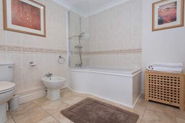 The en suite bathroom.