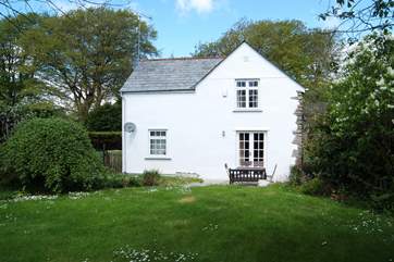 The lawned garden is ideal for al fresco dining or that glass of wine before supper.