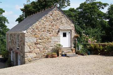 The pretty entrance to Orchard Barn with parking right outside.