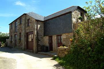 Higher Treluswell Barn is a detached barn conversion.
