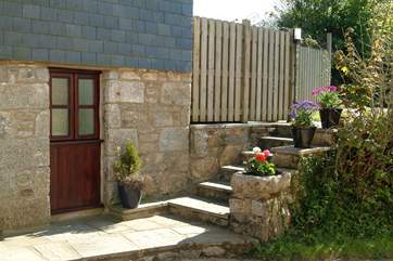 A few steps lead up another outside area where you will find the sunny patio and barbecue-area.