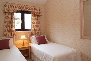 The twin bedroom is very pretty (Bedroom 1).
