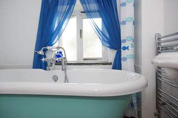 A roll-top bath.