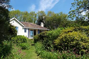 Maryland is set in mature woodland gardens overlooking the valley and Talland Bay beyond.