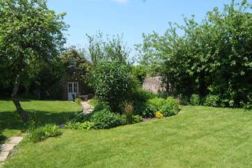 Fig Tree Cottage is tucked away in its own beautiful walled garden. The setting is exceptionally sheltered and private.