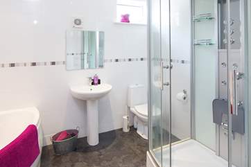 The large family bathroom.