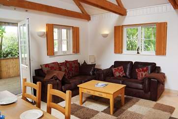 This well-equipped and spacious cottage is filled with light.