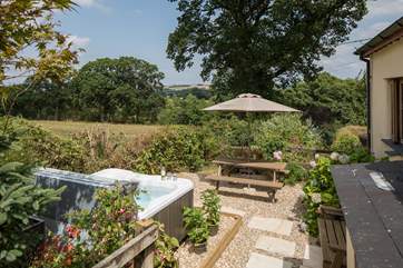 Larkworthy Cottage is set in its own little piece of countryside heaven with its very own hot tub too.
