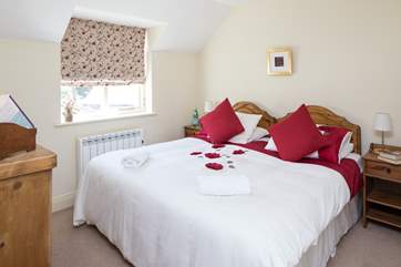 Bedroom 1 has a 6ft 'zip and link' super king-size bed, or two 3ft beds.