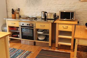 The open plan kitchen is very well-equipped.