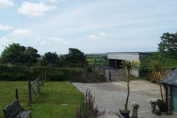 The cottage location is rural yet in only a short drive you can be in the nearby towns of Falmouth, Helston or the Cathedral City of Truro.