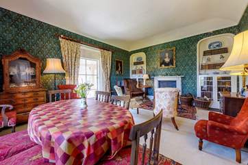 The sitting/dining-room.