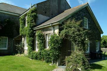 Butterwell Cottage is fully self-contained but can be used as an annexe to Butterwell House for larger families and groups.