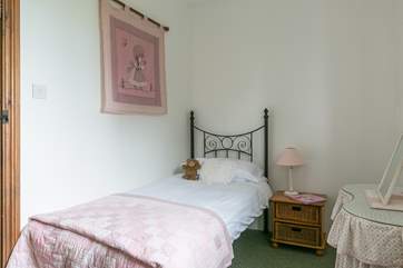 The pretty single bedroom.