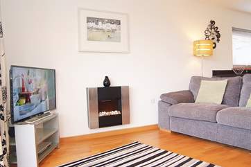 The pebble-effect fire adds a warming glow on chillier evenings.