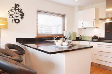 The granite-topped breakfast-bar.