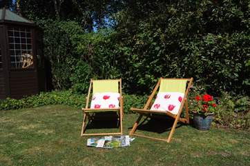 There is a lovely garden-area with a summer-house, deck chairs and a barbecue.