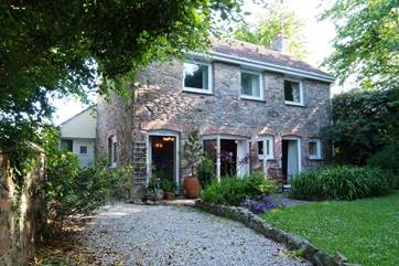 Coth Skyber is a pretty, private and detached cottage set back from the road in a quiet village with coaching inn and local shop.