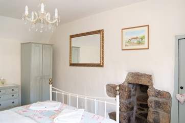The en suite double bedroom has a relaxing soft blue and white colour scheme.
