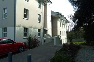 There is level access from the parking-area into the apartment building and a lift for guests' use.