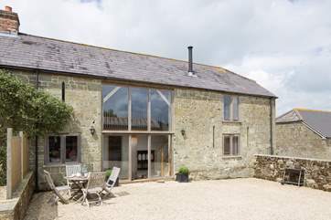 Hatts Barn is a spacious semi-detached barn conversion with reverse-level accommodation.