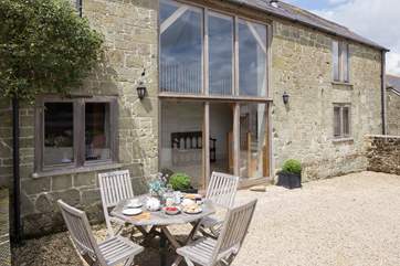 Hatts Barn is a spacious semi-detached barn conversion with reverse-level accommodation.