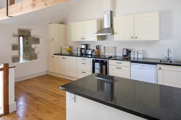 The well-equipped kitchen has all you need to create a masterpiece.