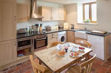 The well-equipped kitchen and dining-area.