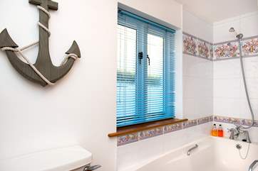 Cory's Cott has an en suite shower-room and a family bathroom.