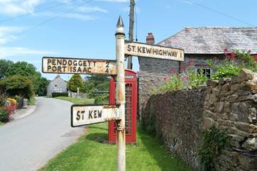 This charming old signpost is just outside Trequite Cottage and points to it all - a great pub at St Kew, 'ansome pasties at St Kew Highway and fresh fish at Port Isaac.