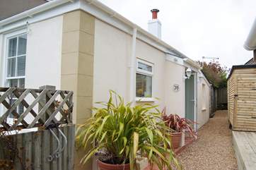 Lovely little Dormouse Cottage is tucked away on the outskirts of St Agnes.