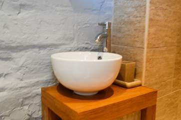 A little ceramic basin in the shower-room.