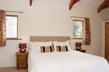 The ground floor bedroom has a 6' bed (Bedroom 1).