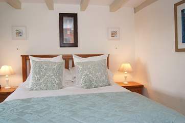 There is a solid oak 5' bed.