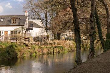 Old Quay Cottage is tucked into a quiet courtyard right by the river in Lostwithiel.