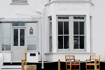 Anchorage nestles in amongst its elegant neighbours in the popular terrace overlooking Port Gaverne.