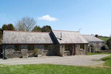 Bay Tree Cottage, with Cardwen Farmhouse (2861) to the right. Cardwen Cottage (977) and Benson's Cottage (978) are on the far right, a little further along the drive.