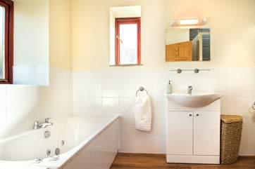 Chill out and relax in the whirlpool bath!