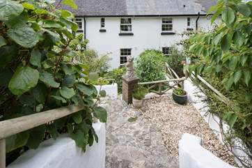 There are steep steps down from the parking-area then a few more up to Little Woodlands.