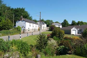Semi-detached Tremaen Cottage is set beside the road from St Keverne to Porthallow.