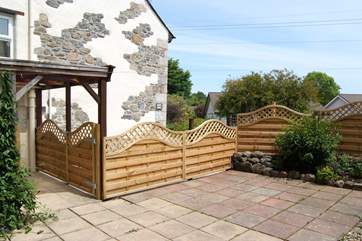 Ths sunny emclosed patio.