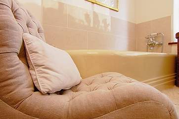 The lovely Art Deco bath.