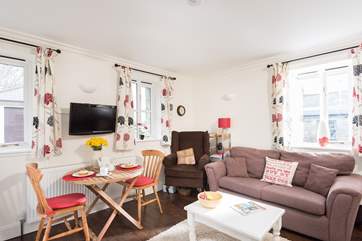 Room to dine, relax and cook all in once comfy space.