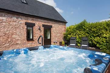 Back to the highlight of the property - this super size hot tub in its own private garden-area. The Owner provides you with towels and there are even sun-chairs for wonderful lazy summer days.