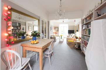 The sitting/dining-room.